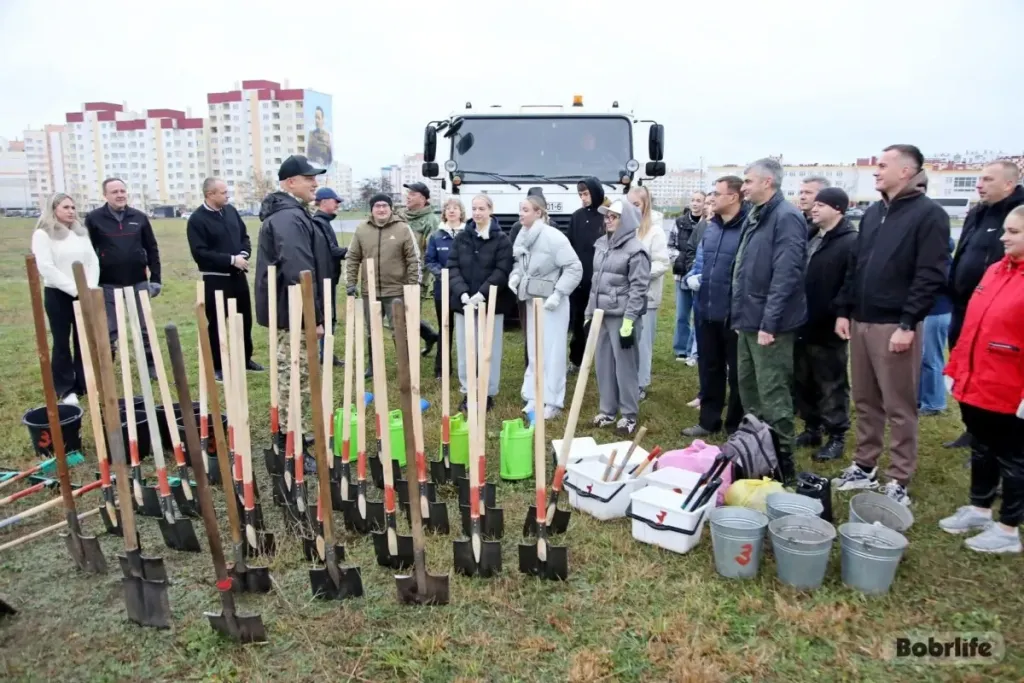 В Бобруйске на субботнике высадили 500 саженцев в Парке семейных деревьев