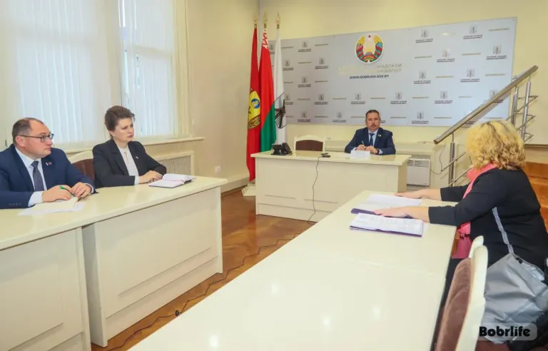 Сенатор Виктор Ананич провёл личный приём граждан в Бобруйске
